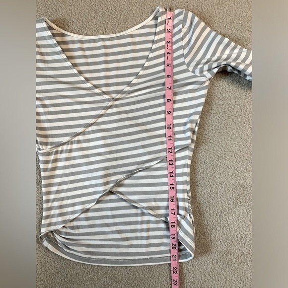 Guess Crop Top Shirt High Low Women’s Gray White Striped Cotton Blend Medium - Picture 4 of 6